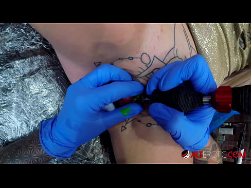 ❤️ Extreem getatoeëerde hottie Sully Savage kreeg een tatoeage op haar clitoris Super sex at porn nl.nomescriativos.top ️❤